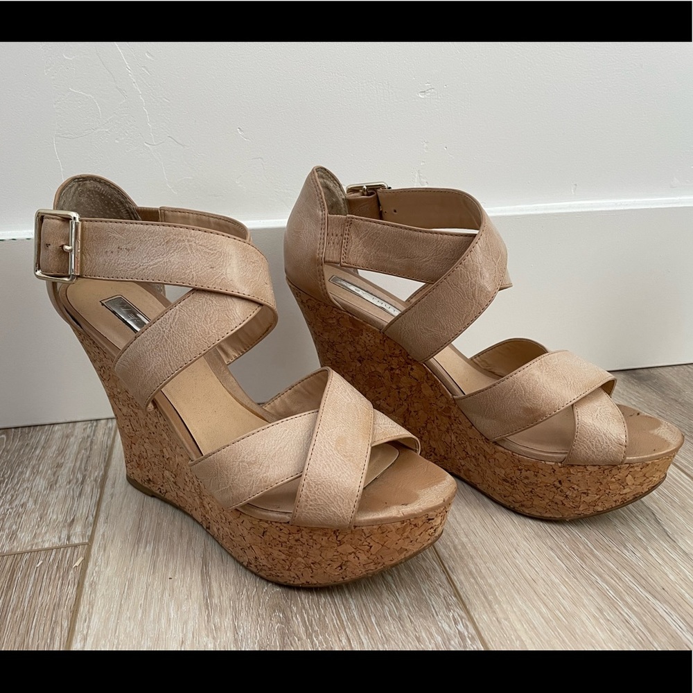 Criss-cross buckle up wedges